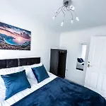 Spacious 6 Bedroom House Near City Centre